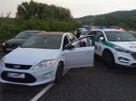 Video: Pri prenasledovaní muža v okolí Bratislavy policajti strieľali po aute