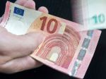 Analýza: Ľudia si na výplatnej páske môžu nájsť viac ako pred rokom