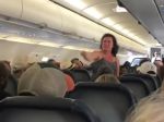 Video: Žena dostala v lietadle hysterický záchvat