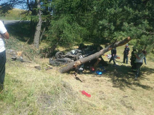 V Štiavnických vrchoch zasahujú záchranári, auto vrazilo do stromu