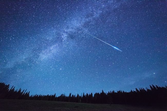 Na nočnej oblohe môžete v tieto dni voľným okom pozorovať obrovský asteroid