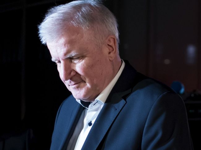 Seehofer: Nenechám sa prepustiť kancelárkou, ktorá je ňou iba vďaka mne