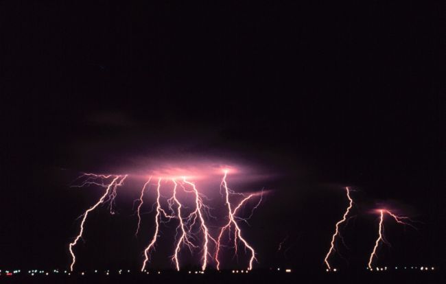 V dnešný deň počítajte s búrkami, meteorológovia vydávajú výstrahu