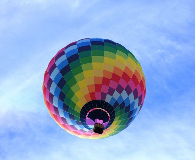 Muž letiaci v balóne našiel ťažko prístupnú marihuanovú plantáž