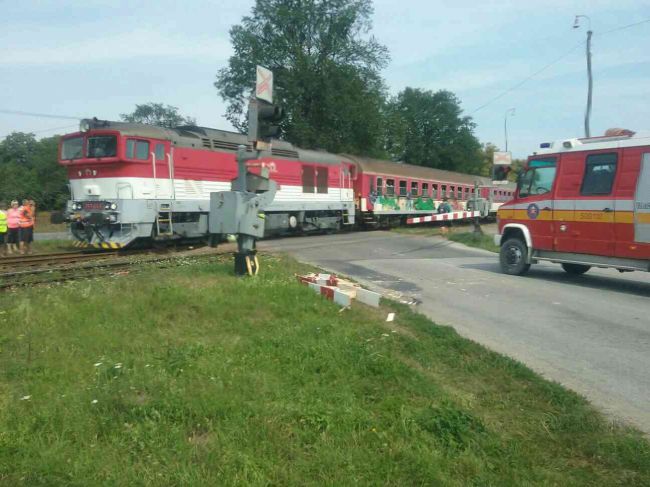 Autobus prerazil závory na železničnom priecestí, na mieste sú hasiči