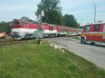 Autobus prerazil závory na železničnom priecestí, na mieste sú hasiči