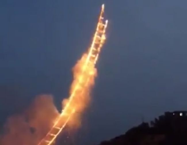 Video: Ohnivý rebrík do neba sa postaví sám