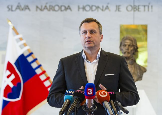 Danko si prevzal anti-cenu Homofób roka, organizátori mu darovali príručku