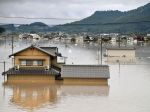 Počet obetí prudkých dažďov v Japonsku stúpol na 54