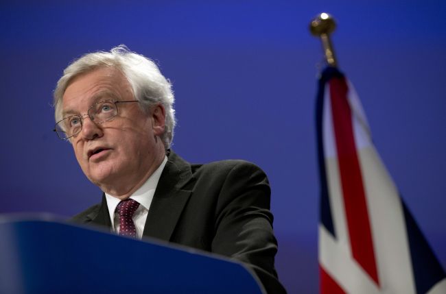 Minister pre brexit David Davis rezignoval