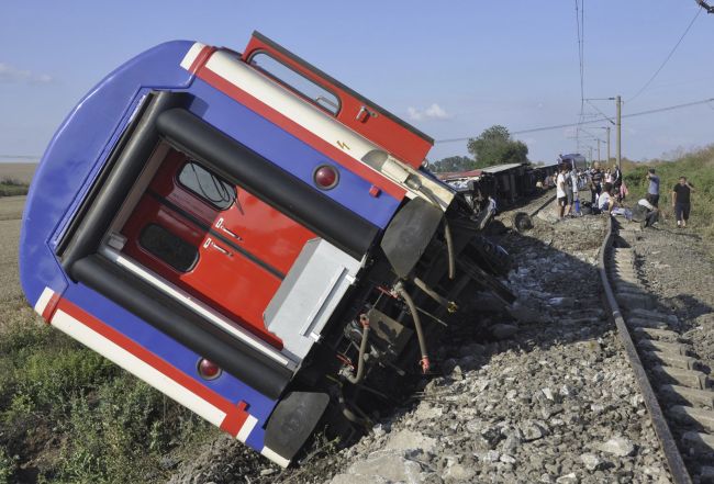 Najmenej 27 mŕtvych pri vykoľajení vlaku na podmytej trati