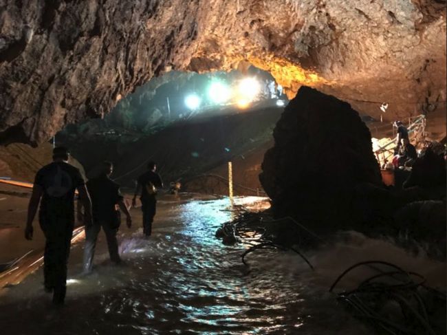 Z jaskyne vytiahli 11. chlapca, uväznené zostáva už len jedno dieťa