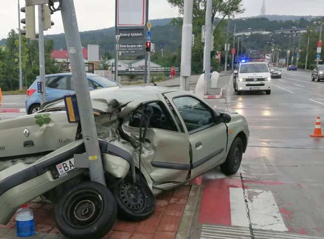 V Bratislave došlo k nehode auta a autobusu MHD