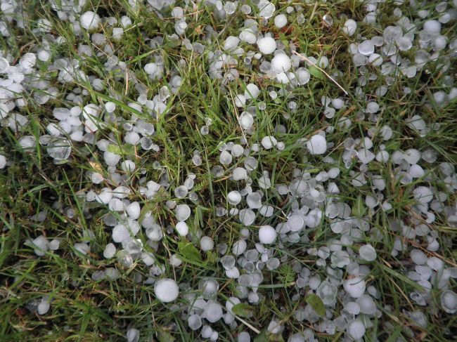 Dnes počítajte s búrkami a krúpami, meteorológovia opäť vydávajú výstrahu