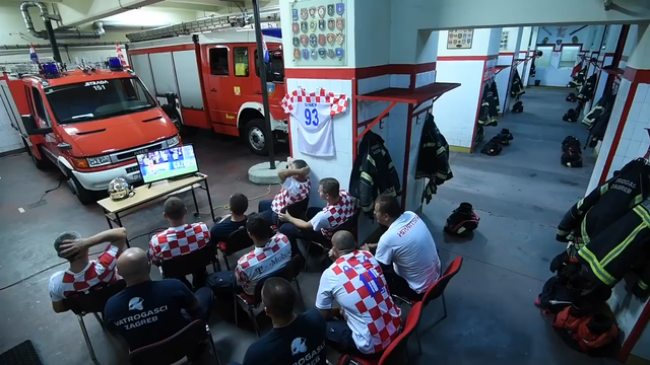 Video: Hasičom ušiel rozhodujúci moment futbalového zápasu. Ich reakcia si zaslúži obdiv