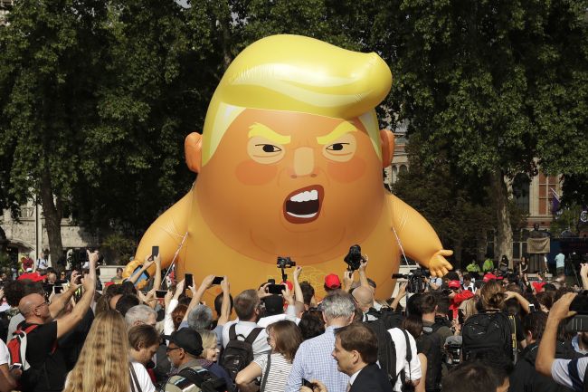 Starosta Londýna Sadiq Khan vyzval na pokojné protesy proti Trumpovi