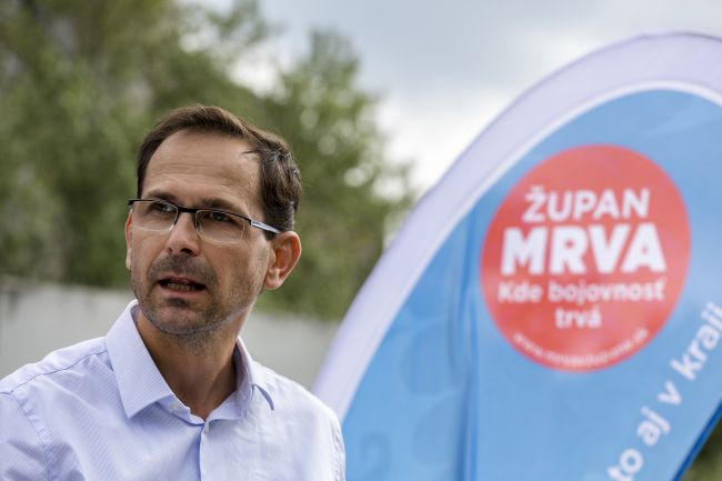 Homofóbne transparenty s menom Jána Mrvu bude riešiť polícia