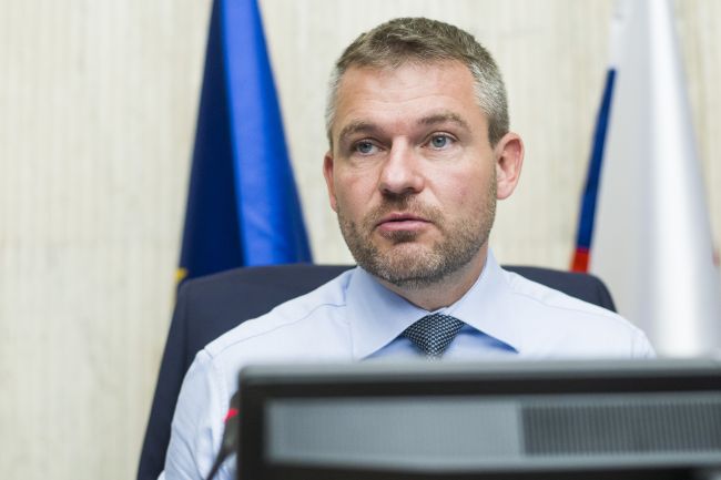Premiér žiada tri lekárske fakulty, aby dodatočne prijali ďalších študentov