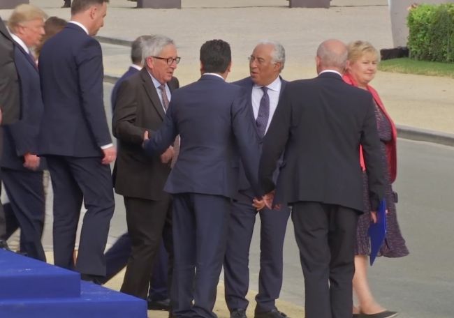 Video: Juncker na summite NATO utrpel záchvat ischiasu