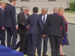 Video: Juncker na summite NATO utrpel záchvat ischiasu