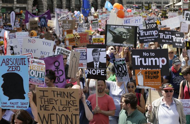 Ľudia protestujúci proti Trumpovi pochodujú Londýnom, využívajú humor