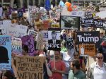 Ľudia protestujúci proti Trumpovi pochodujú Londýnom, využívajú humor