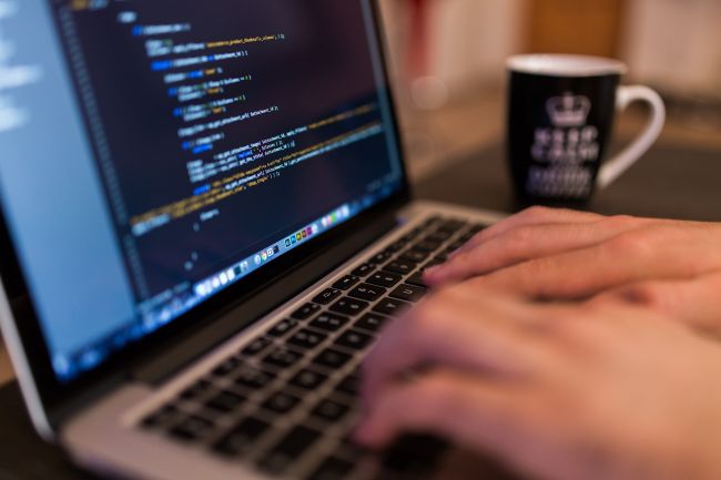 12 Rusov obvinili z hackerských útokov na počítače demokratov v roku 2016