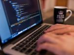 12 Rusov obvinili z hackerských útokov na počítače demokratov v roku 2016