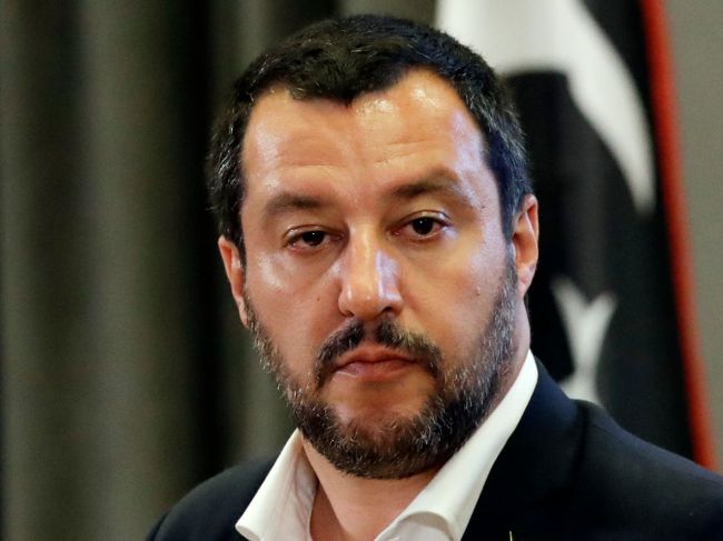 Taliansko a Malta sa sporia, kto prijme ďalšiu loď so stovkami migrantov