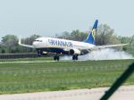 V lietadle Ryanairu smerujúceho do Zadaru klesol tlak, ošetrili 33 pasažierov