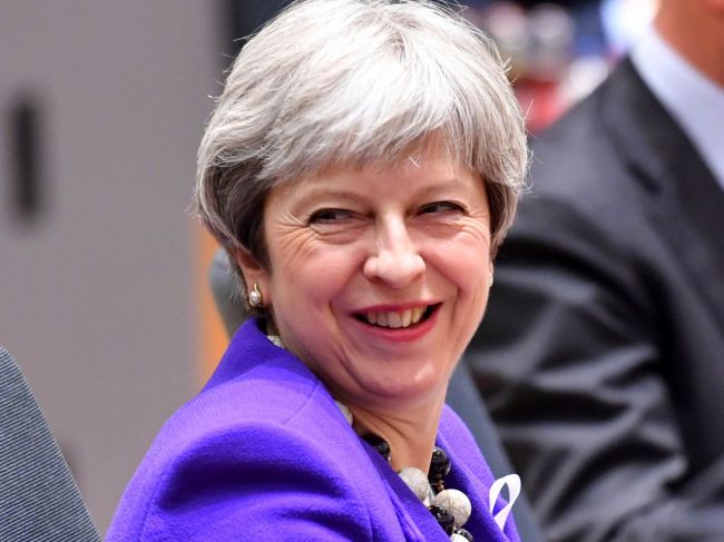 Theresa Mayová varuje svoju stranu, aby neohrozovala brexit