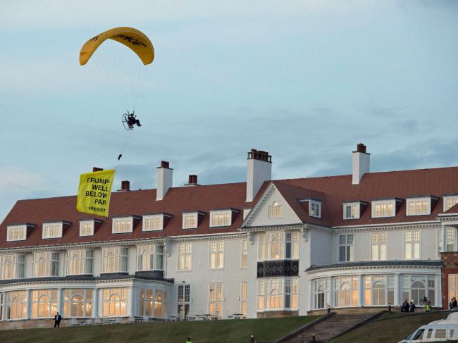 Po proteste paraglajdistu nad Trumpovým golfovým rezortom zatkli muža