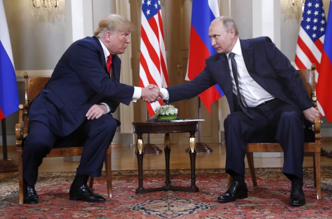Putin a Trump sa stretli na historickom summite v Helsinkách