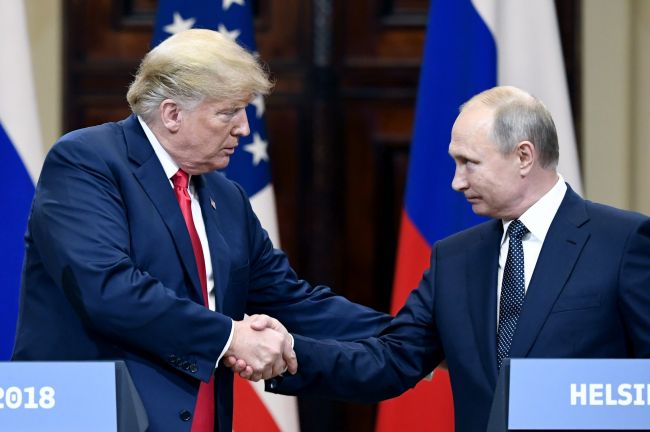 Trump súhlasí s Putinom, že súčasné vzťahy medzi USA a Ruskom sú zahanbujúce