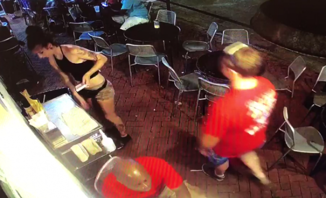 Video: Čašníčka dala mužovi príučku, ktorú si navždy zapamätá