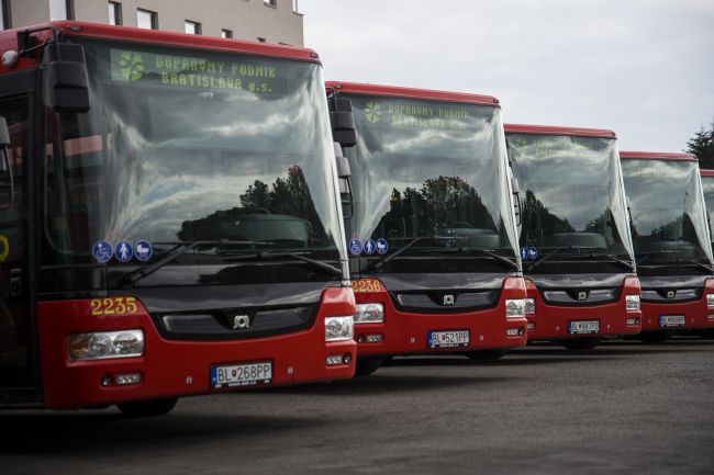 V Bratislave autobus zrazil šoféra, zomrel na mieste