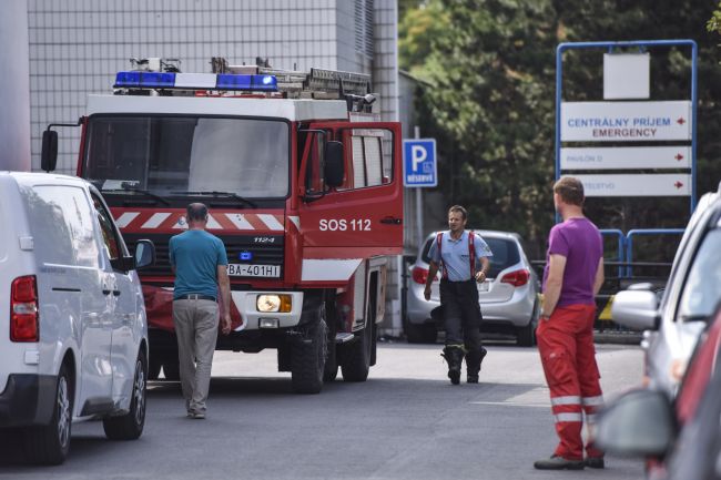 Hasiči zasahujú pri požiari v bratislavskom Ružinove