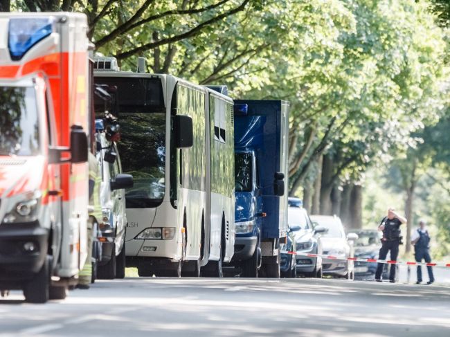 Útočník pobodal v autobuse v Lübecku osem ľudí