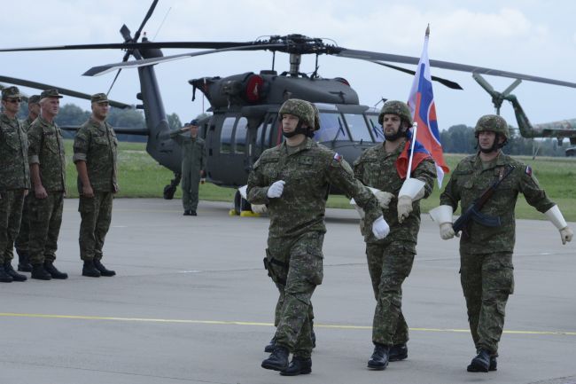 Minister obrany Gajdoš odovzdal v Prešove dva nové vrtuľníky
