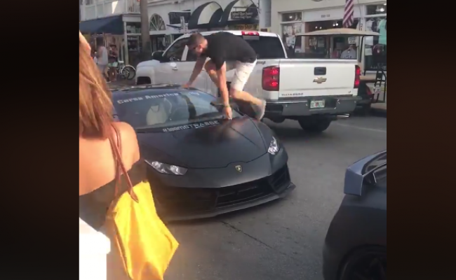 Video: Muž sa predvádzal na Lamborghini. Po tomto sa mu celá ulica smiala