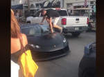 Video: Muž sa predvádzal na Lamborghini. Po tomto sa mu celá ulica smiala