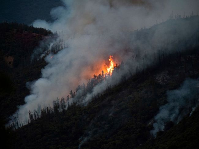 Lesný požiar v okolí Yosemitského národného parku sa nedarí zlikvidovať