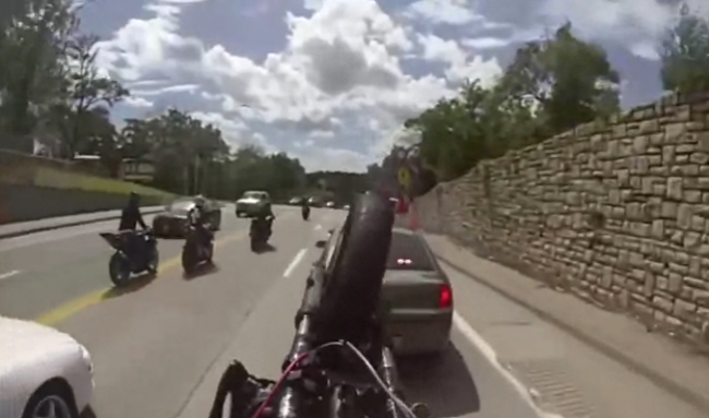 Video: Motorkár sa predvádzal pred policajtom. Takúto šupu nečakal