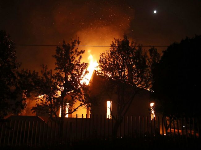 Pri požiaroch v okolí Atén zahynulo najmenej 50 ľudí