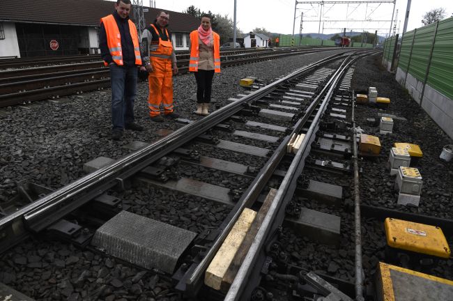 OĽaNO kritizuje predražené nákupy ŽSR, zatiaľ čo sa stav koľají zhoršuje