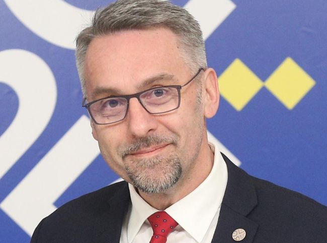 Podozreniu z plagiátorstva čelí ďalší český minister, šéf rezortu obrany Metnar