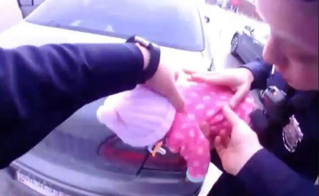 Video: Policajti zachránili bábätko, ktoré nedýchalo