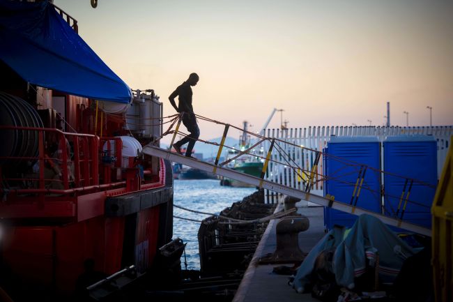 Stovky migrantov prenikli z Maroka do španielskej enklávy Ceuta