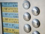 Vo Viedni zadržali Slováka, ktorý manipuloval s automatmi na cestovné lístky