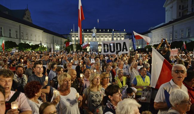 Vo viacerých poľských mestách protestovali proti reformám súdnictva